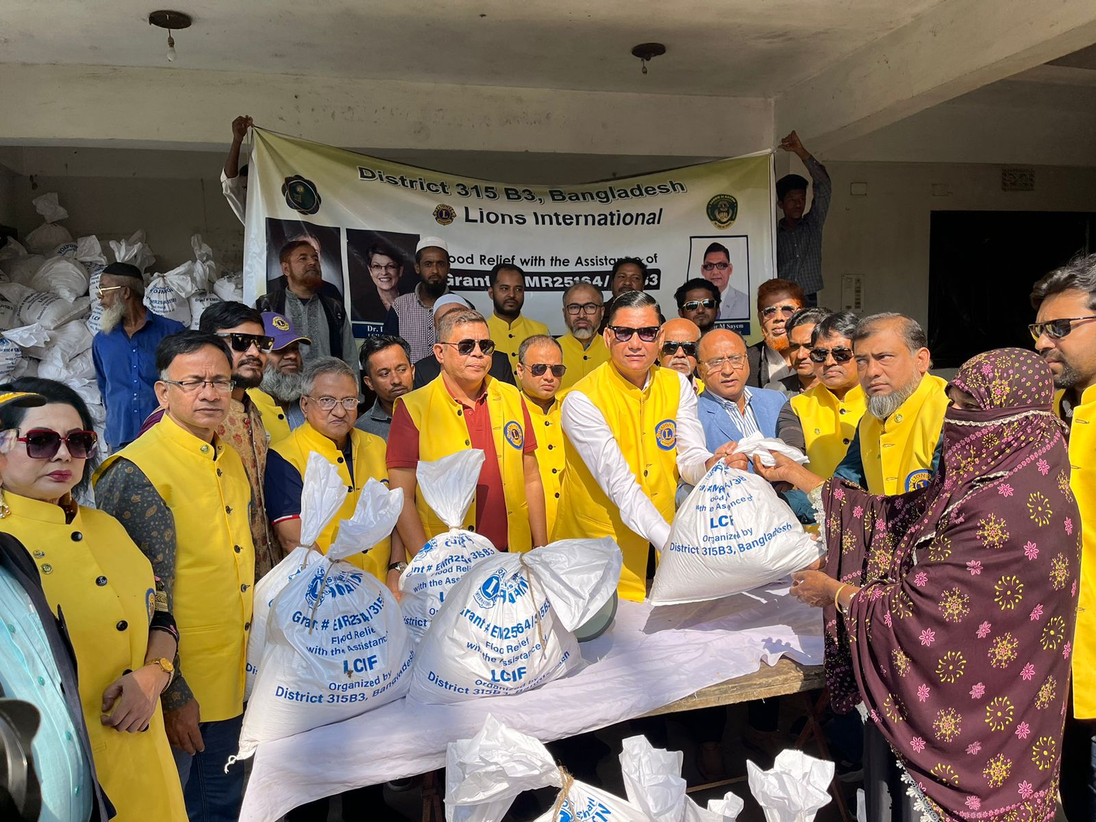 লায়েন্স ইন্টারন্যাশনাল জেলা ৩১৫ বি৩ আয়োজিত কুমিল্লা এবং চাঁদপুর জেলার ত্রাণ বিতরণ