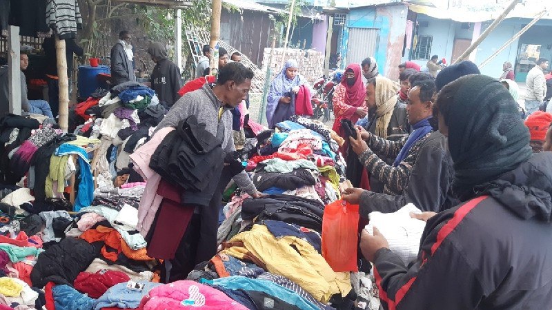 ঠাকুরগাঁওয়ে শীতের তীব্রতার সাথে বাড়ছে গরম কাপড়ের দোকানে ভিড়