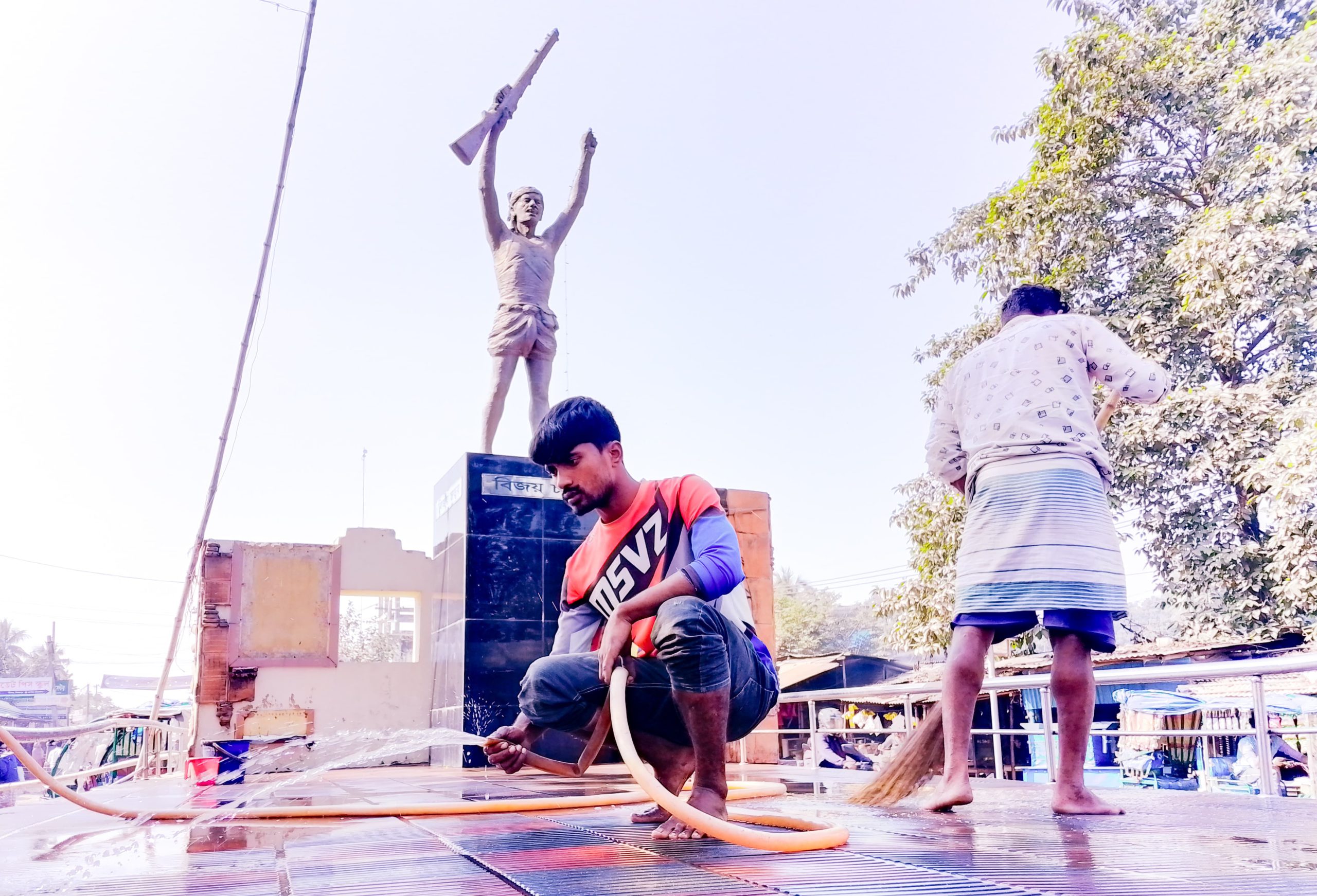 বীরগঞ্জে বিজয় দিবস উপলক্ষে পরিষ্কার পরিচ্ছন্নতার প্রস্তুতি কাজ সম্পন্ন