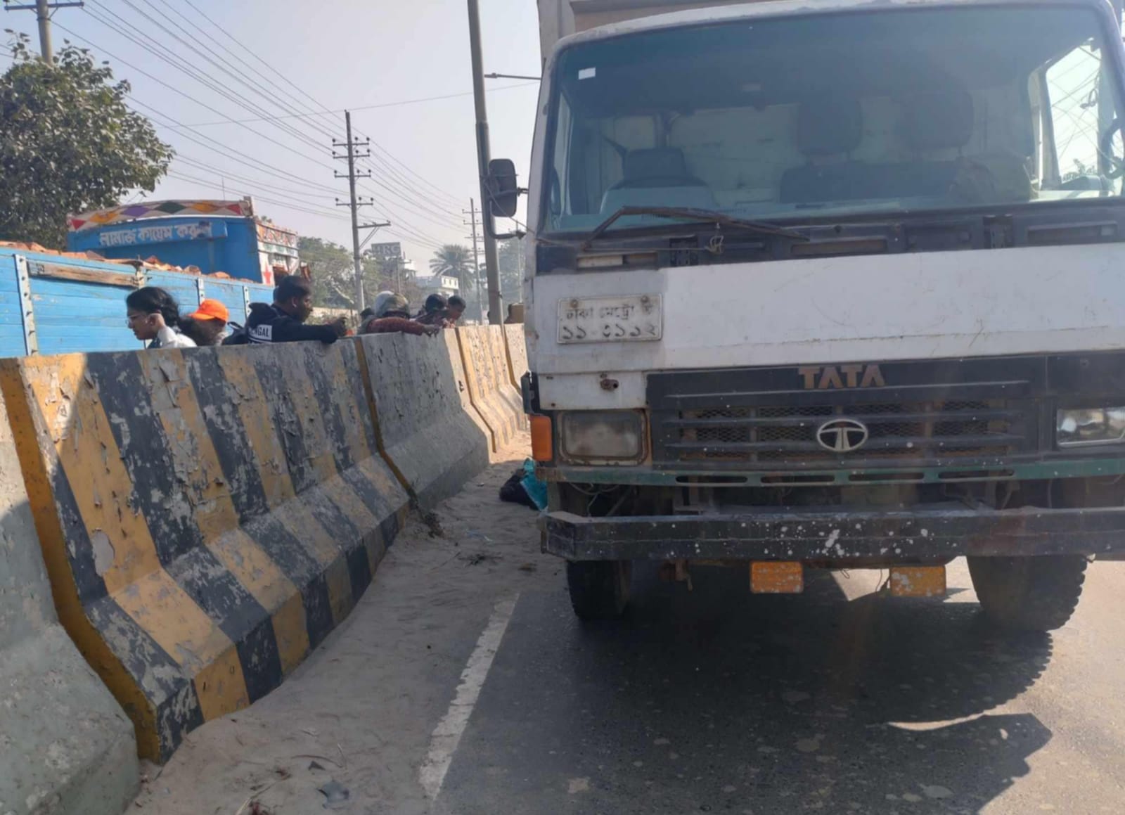 আশুলিয়ায় কাভার্ড ভ্যান চাপায় নারীর মৃত্যু