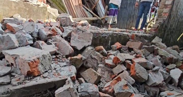 পটুয়াখালী জেলা গলাচিপায় সহকারী কমিশনার (ভূমি) ও এক্সিকিউটিভ ম্যাজিস্টেটের উচ্ছেদ অভিযান