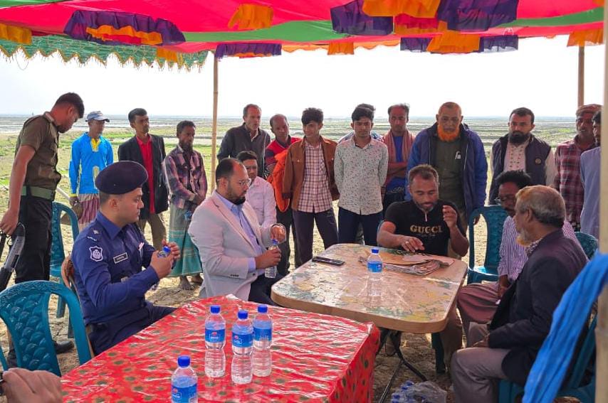 মদনে ৩৬ বছর পর খাস জমি বুঝিয়ে দিলেন এসিল্যান্ড