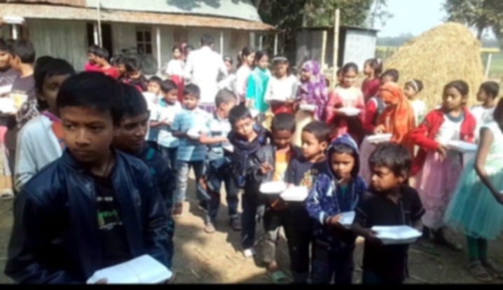 ইকরজানা বেসরকারি প্রাথমিক বিদ্যালয়ের শিক্ষার্থীদের মাঝে খাবার বিতরন
