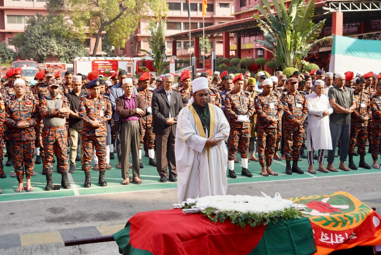 দায়িত্ব পালনরত অবস্থায় মৃত্যুবরণকারী ফায়ার ফাইটারের জানাজায় স্বরাষ্ট্র উপদেষ্টার অংশগ্রহণ