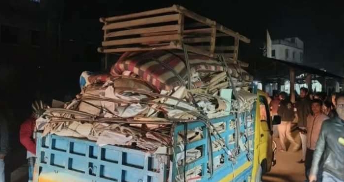 বরিশালে শিক্ষা প্রকৌশলী অধিদপ্তরের নথিপত্রসহ দুটি ট্রাক আটকে দিল জনতা