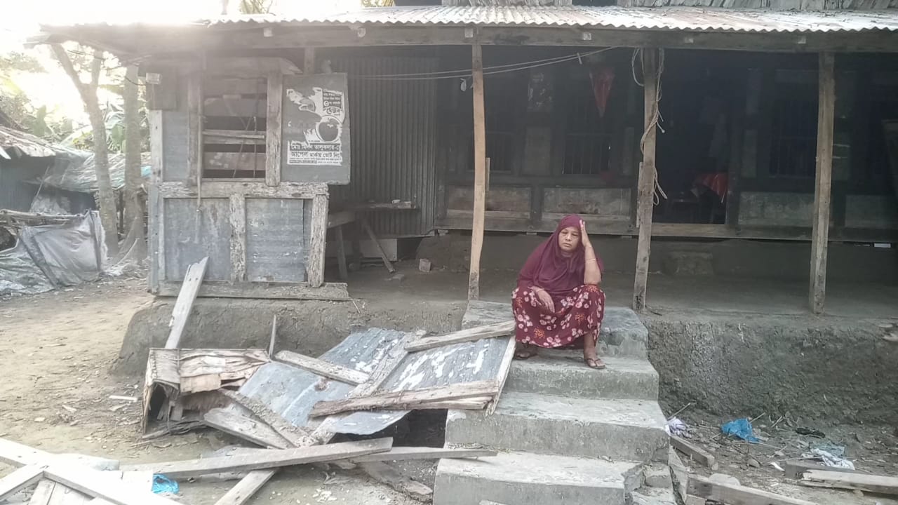 জমি নিয়ে বিরোধের জেরে ঘরবাড়ি ভাঙচুর ও লুট