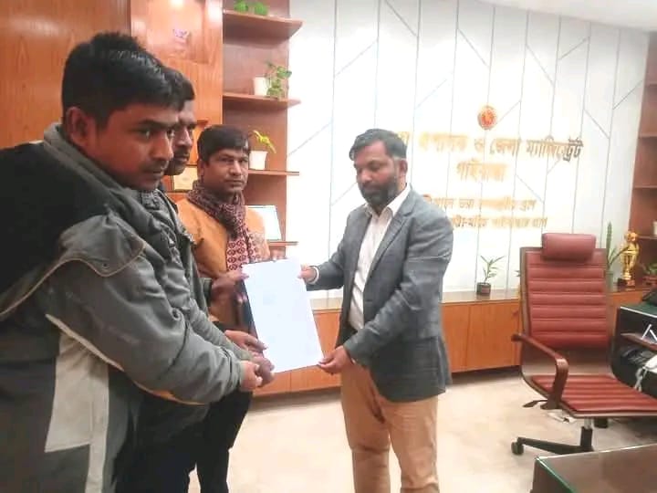 গাইবান্ধার কামারজানিতে বালু মহল পুনঃবহালের জন্য প্রশাসকের নিকট স্মারকলিপি