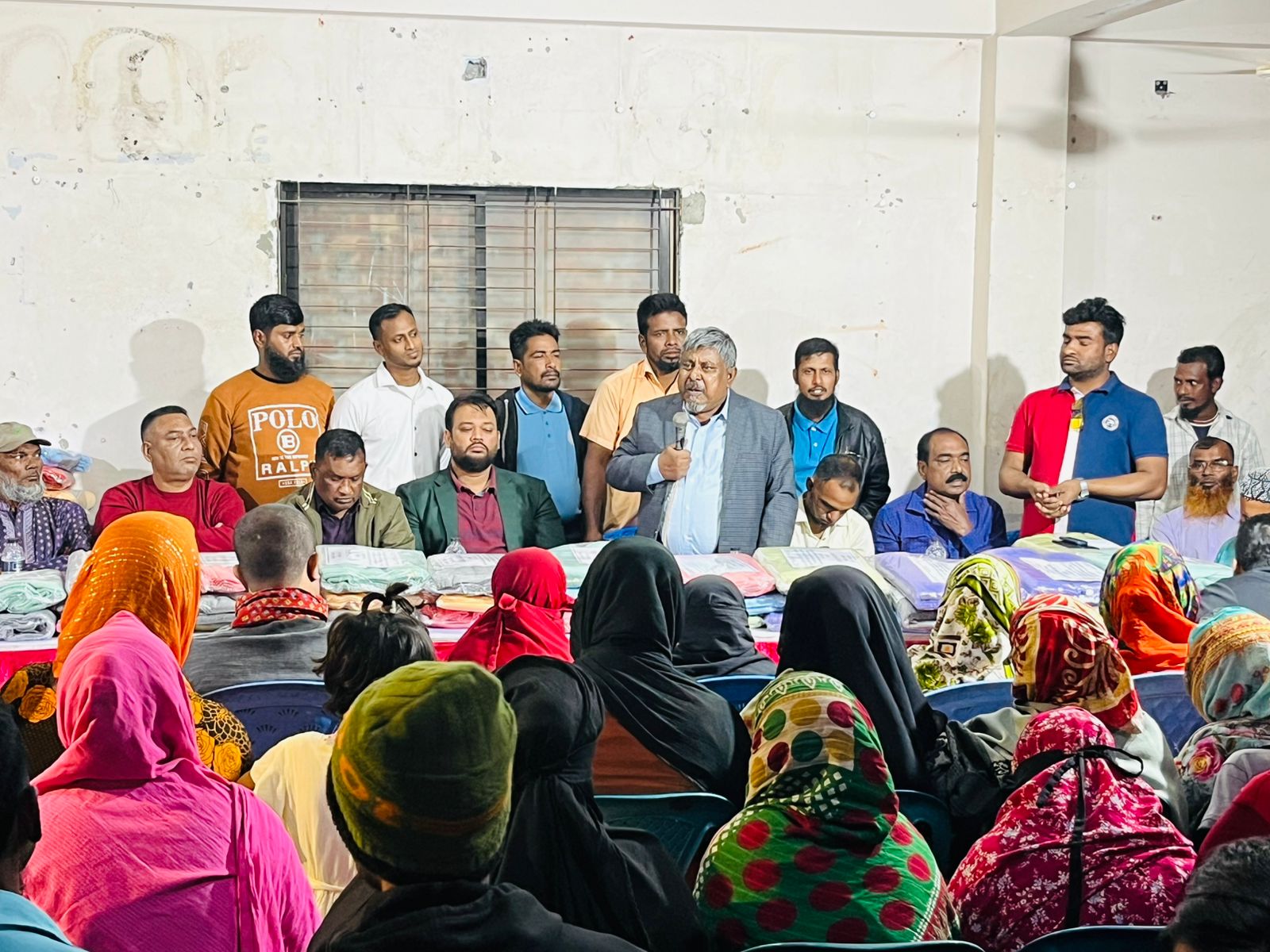 মোহাম্মদপুরে শ্রমিকদলের উদ্যোগে শীতবস্ত্র বিতরণ