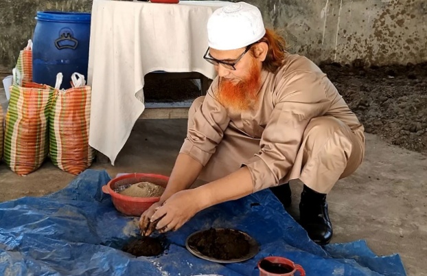 ঠাকুরগাঁও জেলার পীরগঞ্জ উপজেলায় অনুজীব সার উৎপাদন করেছেন আজাহারুল ইসলাম