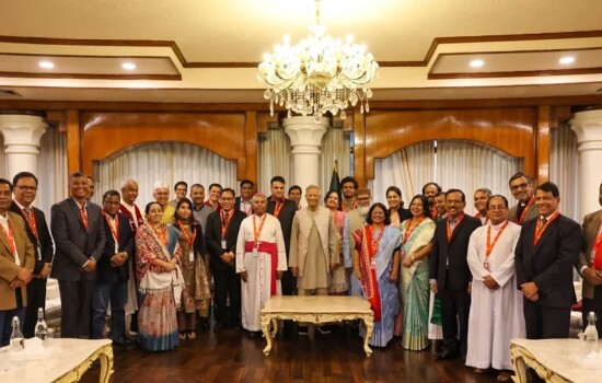 বড়দিন উপলক্ষে রাষ্ট্রীয় অতিথি ভবন যমুনায় খ্রিস্টান সম্প্রদায়ের প্রতিনিধিদের সঙ্গে শুভেচ্ছা বিনিময় করেন : প্রদান উপদেষ্টা