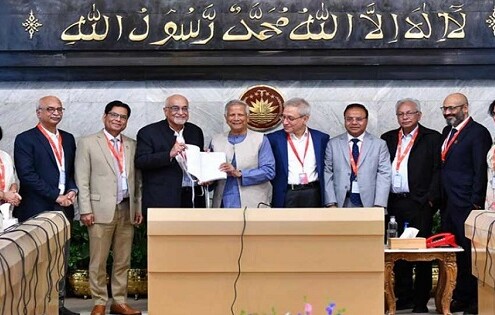 প্রধান উপদেষ্টার কাছে অর্থনীতির শ্বেতপত্র হস্তান্তর