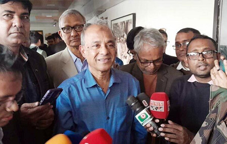 ছিনতাই রোধে ঢাকায় শেষ রাতে পুলিশি টহল বাড়ানোর নির্দেশ স্বরাষ্ট্র উপদেষ্টার