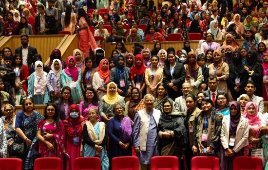 জুলাইয়ের বিপ্লবী কন্যাদের কথা শুনলেন প্রধান উপদেষ্টা