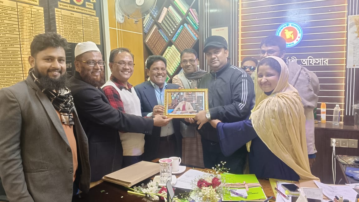 ইংরেজী নববর্ষের প্রথমদিন কেন্দুয়া উপজেলা প্রেসক্লাবের ফুলেল শুভেচ্ছায় সিক্ত হলেন সুযোগ্য কর্মঠ উপজেলা নির্বাহী অফিসার জনাব ইমদাদুল হক তালুকদার।