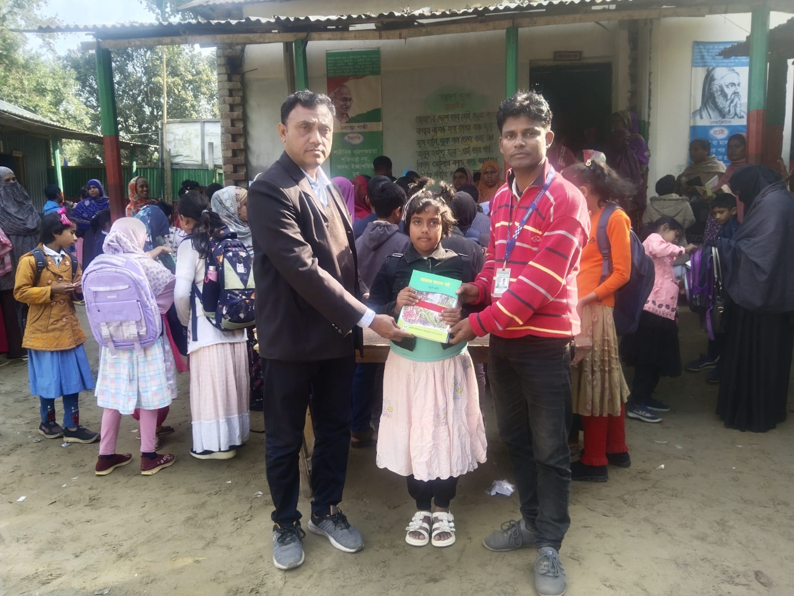 গাইবান্ধার দারিয়াপুরে আইডিয়াল প্রি-ক্যাডেট স্কুলে বই বিতরন অনুষ্টিত