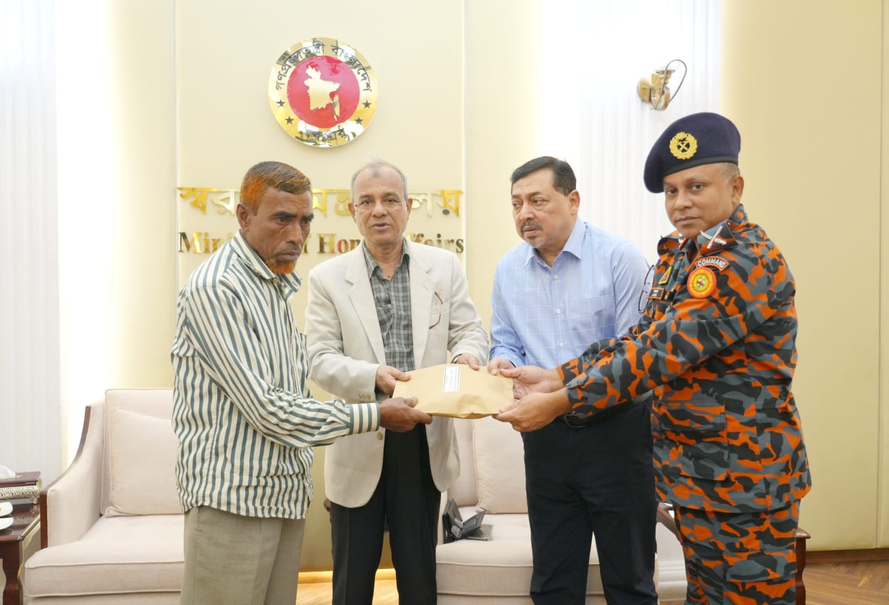 ফায়ারফাইটার নয়নের পরিবারকে স্বরাষ্ট্র মন্ত্রণালয়ের পক্ষ থেকে পাঁচ লক্ষ টাকা সহায়তা প্রদান