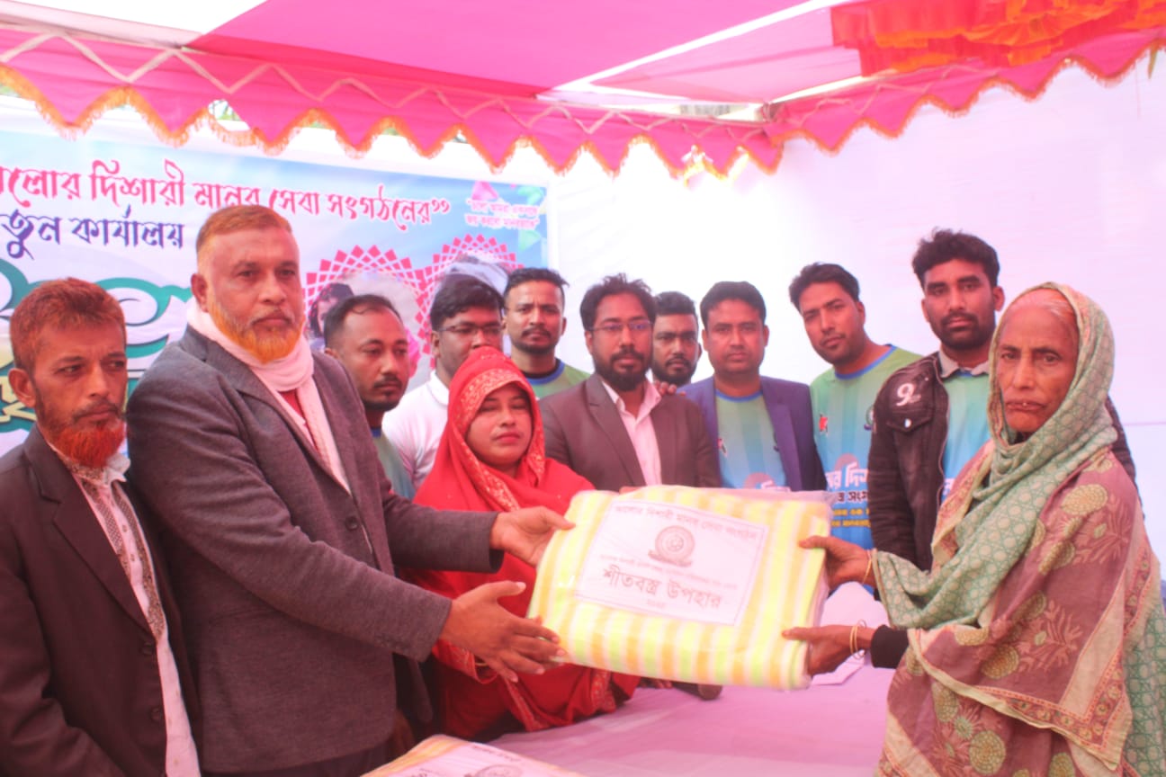 দাউদকান্দিতে ৩০০ শীতার্তদের পাশে দাঁড়ালো আলোর দিশারী মানবসেবা সংগঠন