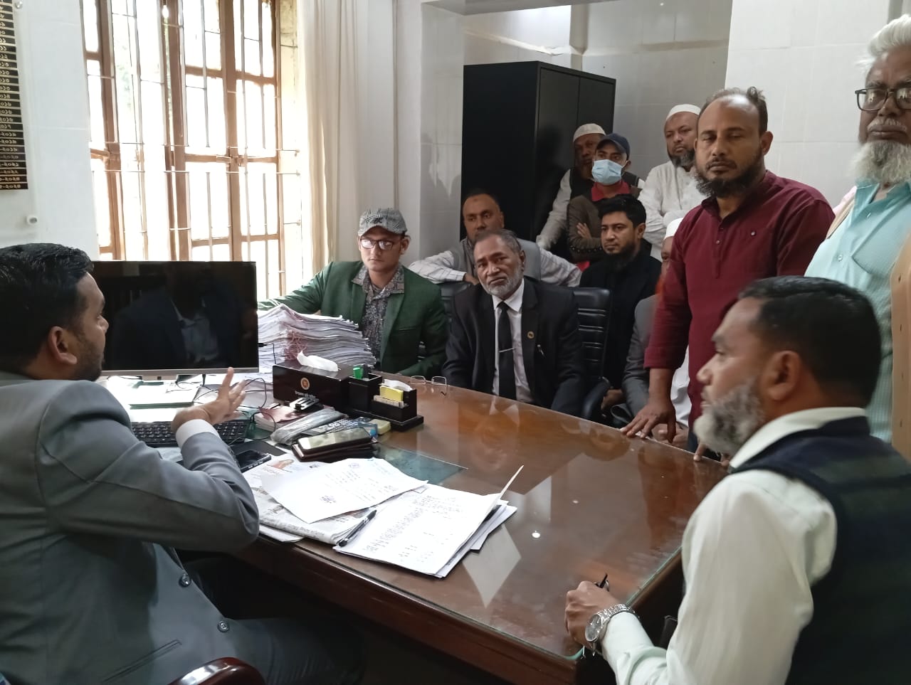 দাগনভূঞার দাদ না’র খালে অবৈধ দোকান ঘর উচ্ছেদের লক্ষ্যে ঘর মালিক পক্ষের সাথে ভূমি কর্মকর্তার অফিস কক্ষে শুনানী অনুষ্ঠিত হয়