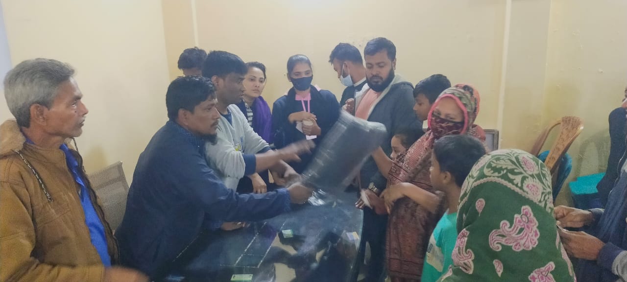 রাজধানীর পল্লবী ৫ নম্বর ওয়ার্ডে শীতার্ত মানুষের মাঝে স্বেচ্ছাসেবকদলের শীতবস্ত্র বিতরণ।।