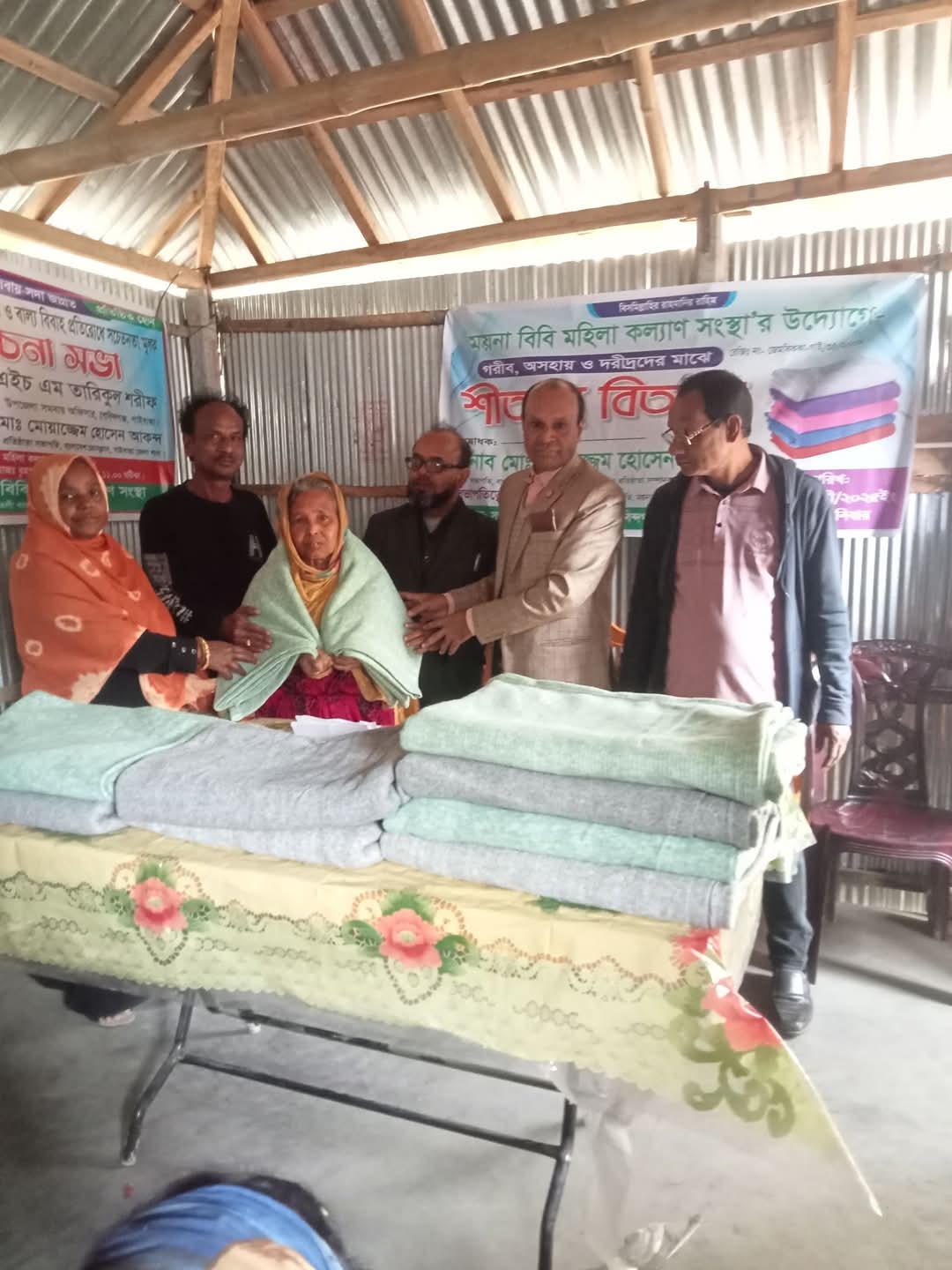 গাইবান্ধায় ময়না বিবি মহিলা কল্যান সংস্থা উদ্যোগে শীতবস্ত্র বিতরণ