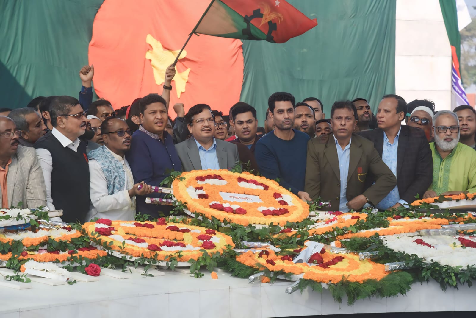 জিয়াউর রহমানের মাজারে শ্রমিকদলের নেতাকর্মীদের শ্রদ্ধাঞ্জলি।।