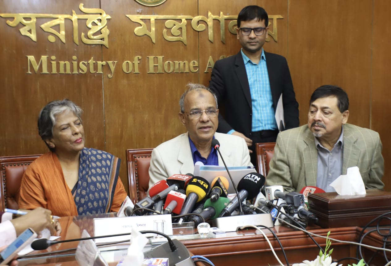 পুলিশ, র‌্যাব ও আনসারের পোশাক পরিবর্তন হচ্ছে- স্বরাষ্ট্র উপদেষ্টা