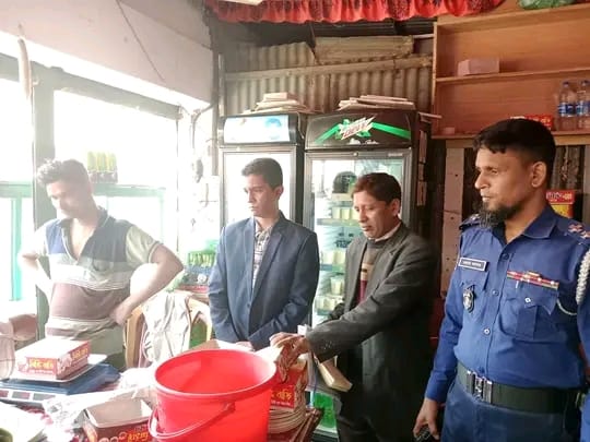 মনোহরদীতে ভোক্তা অধিকারের অভিযানে ব্যবসায়ীকে অর্থদণ্ড প্রদান