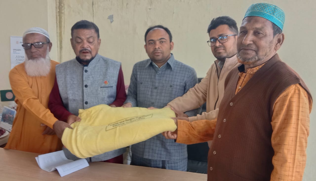 কয়রায় বীর মুক্তিযোদ্ধাদের মাঝে শীতবস্ত্র বিতরণ