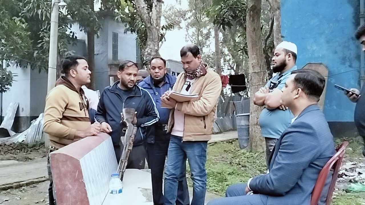 নোয়াখালীতে থানার পুকুরে পড়ে ছিল লুট হওয়া চায়না রাইফেল  