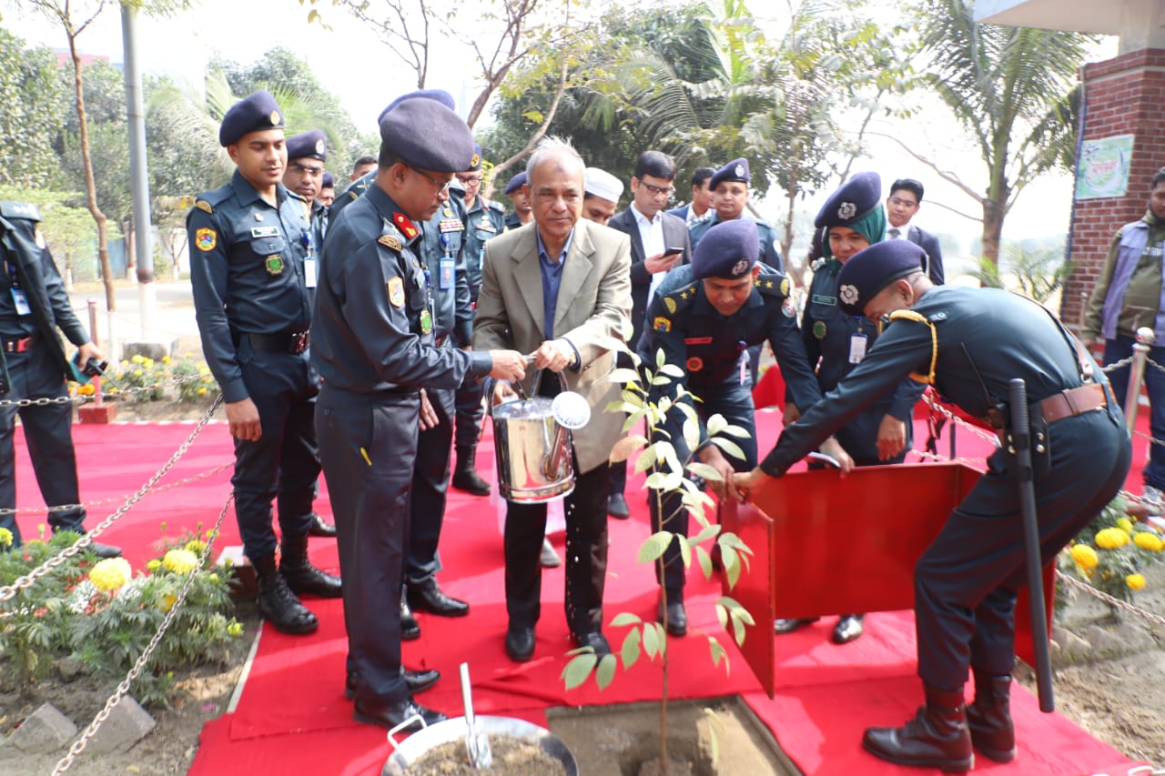 পুলিশের কাজের উদ্যম বাড়াতে সর্বাত্মক প্রচেষ্টা নেয়া হয়েছে- স্বরাষ্ট্র উপদেষ্টা