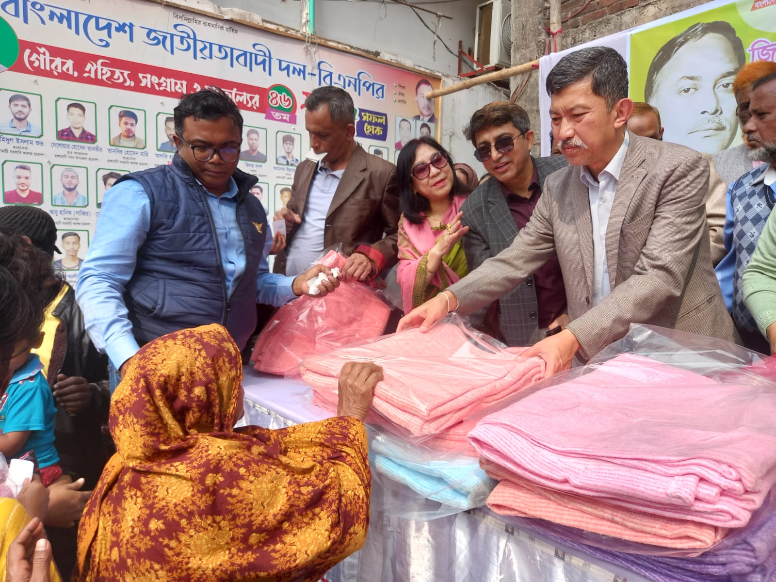 রাঙামাটিতে অসহায় মানুষের মাঝে মহিলা দলের শীতবস্ত্র বিতরণ