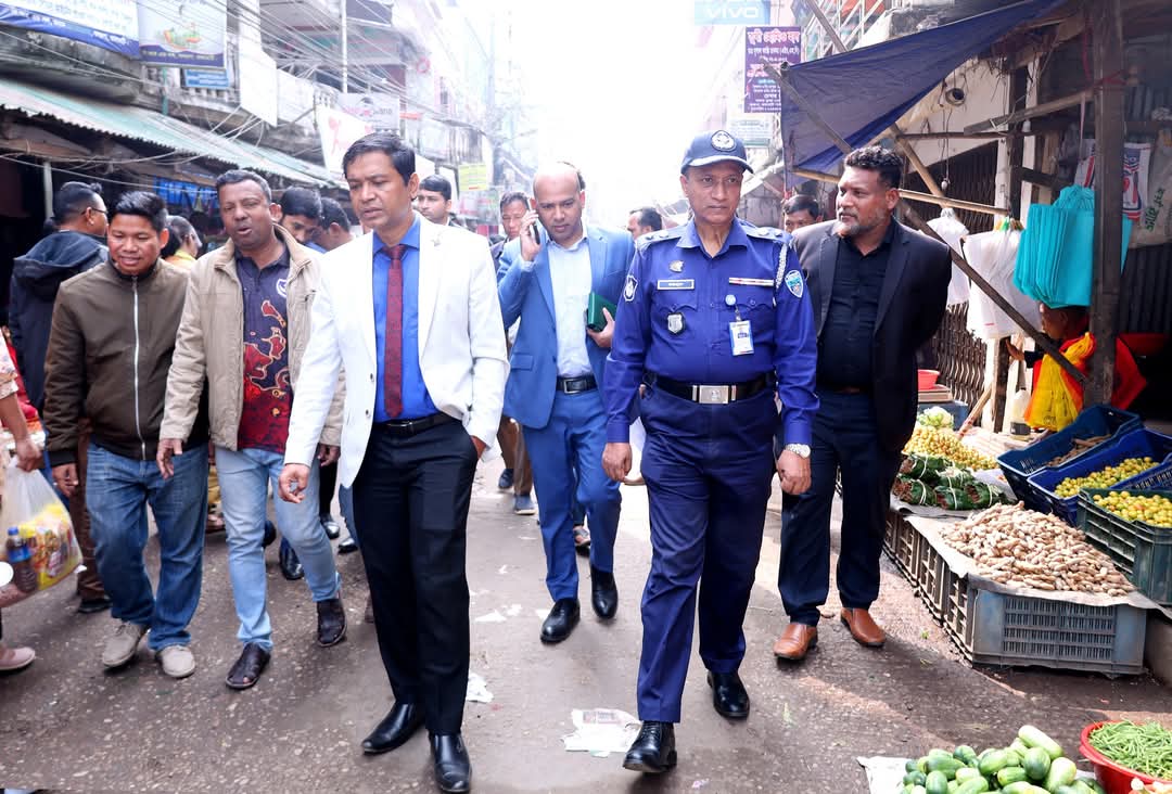 নিত্য প্রয়োজনীয় পণ্যের মূল্য সহনীয় রাখার লক্ষ্যে বাজার মনিটরিং করলেন জেলা প্রশাসক ও পুলিশ সুপার
