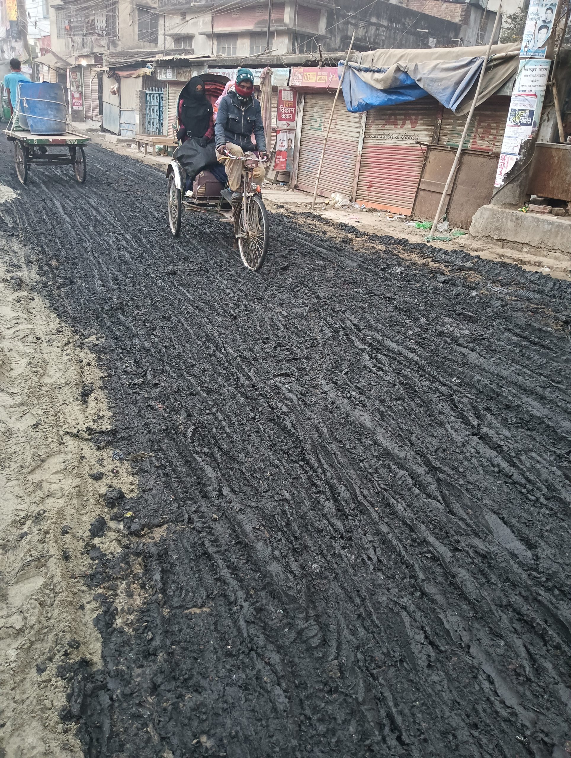 মৃধাবাড়ি ও শনির আখড়া রোডের বেহাল দশা।