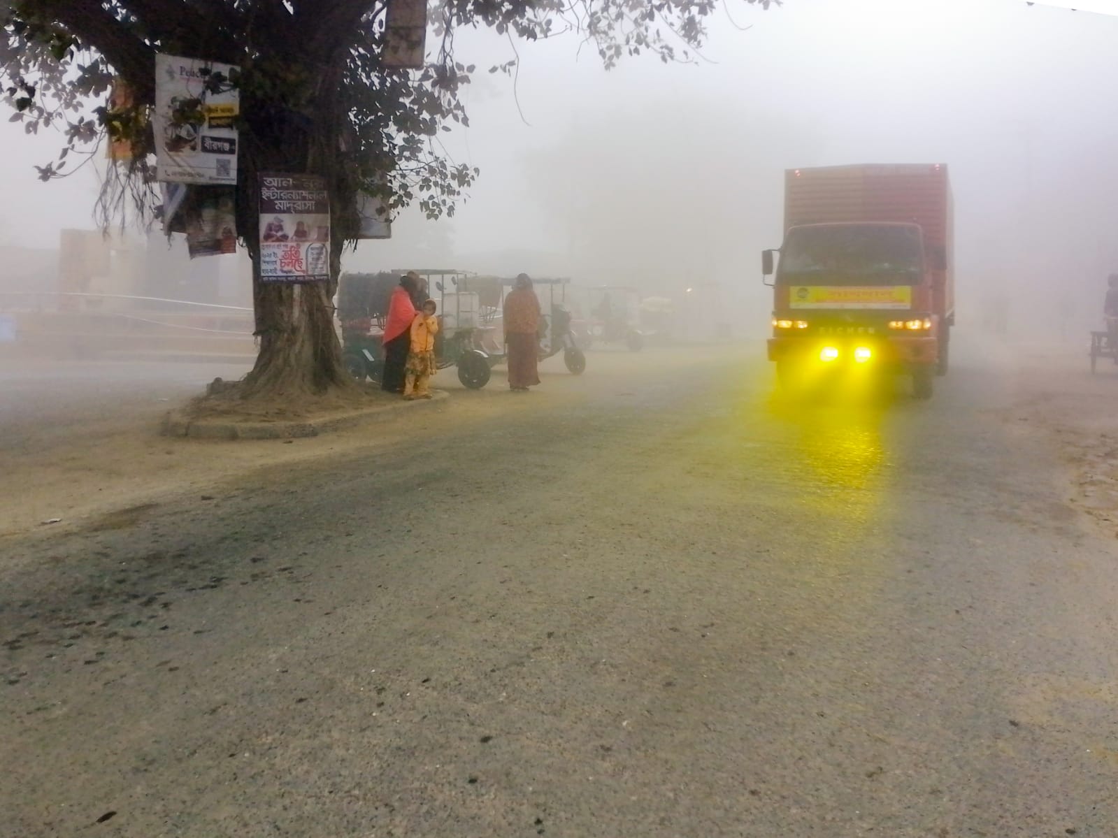 বীরগঞ্জে ঘন কুয়াশায় হেড লাইট জ্বালিয়ে ধীরগতিতে চলছে যানবাহন