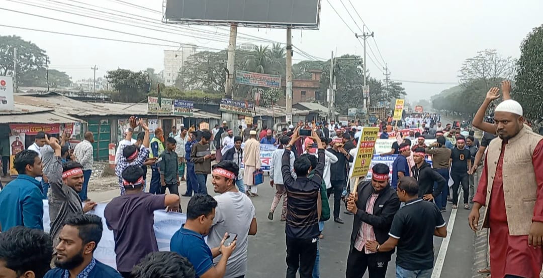 সড়কে ডাকাতি বন্ধের দাবিতে মহাসড়ক অবরোধ করলেন চালকরা