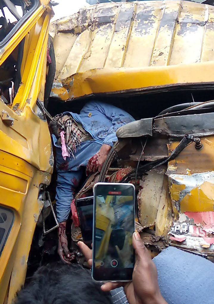 জয়পুরহাটে ঘন কুয়াশায় দুই ট্রাকের মুখমুখি সংঘর্ষ নিহত – এক