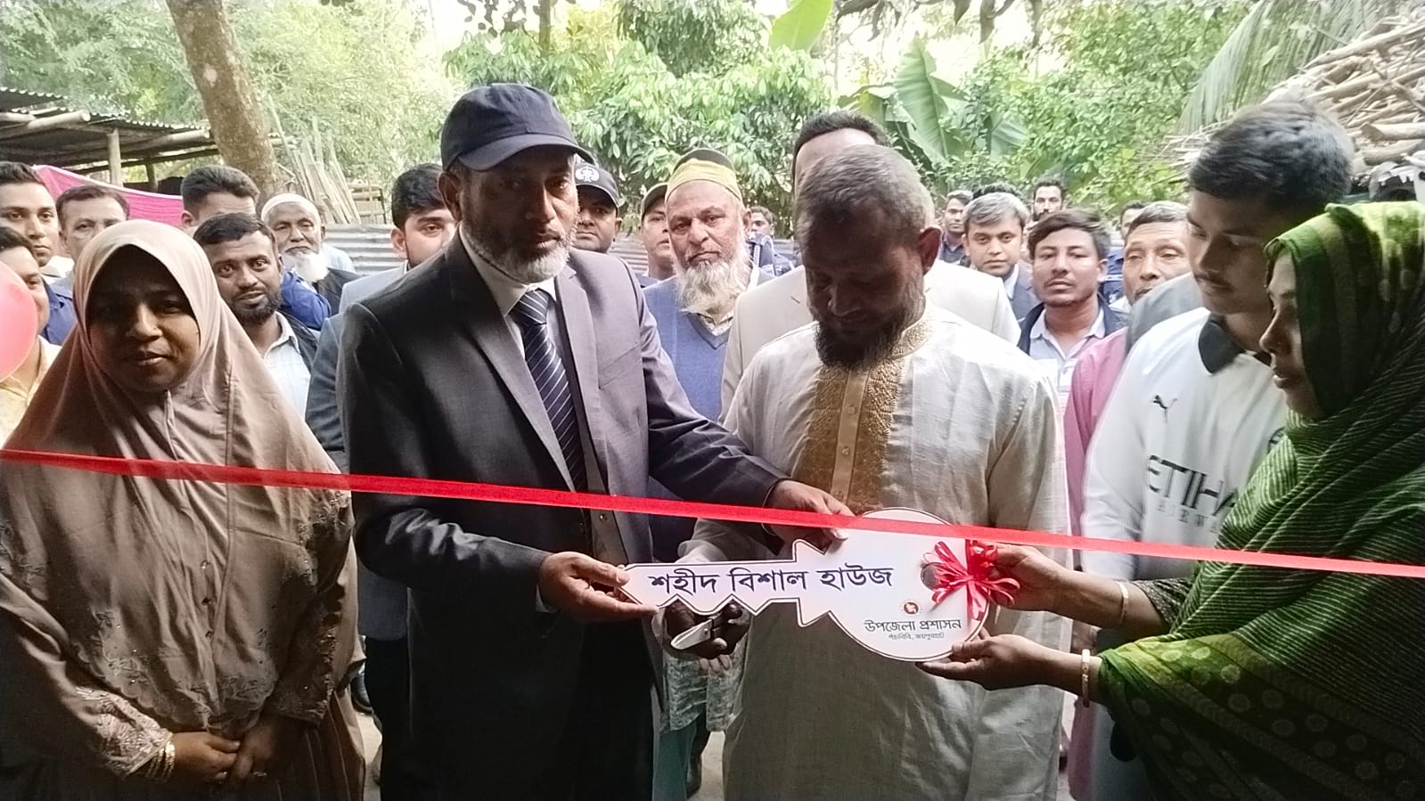 জয়পুরহাটের শহীদ বিশালের পরিবারকে বাড়ির চাবি তুলে দিলেন বিভাগীয় কমিশনার