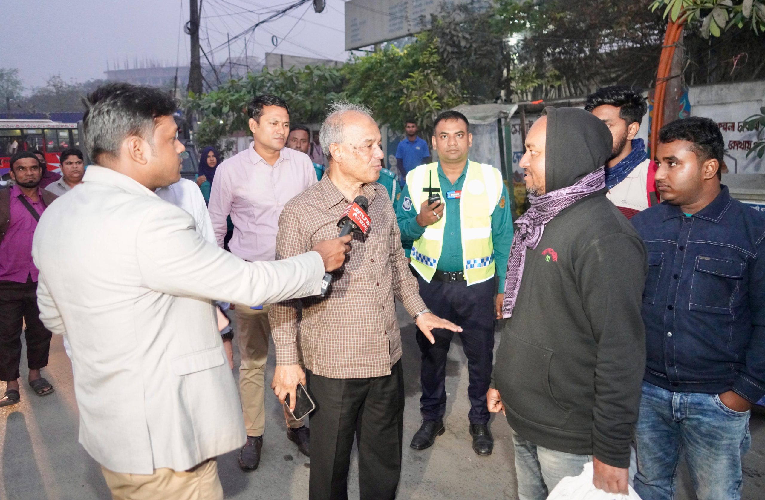 আইনশৃঙ্খলা বাহিনীকে সবসময় সজাগ ও সতর্ক থাকার নির্দেশ- স্বরাষ্ট্র উপদেষ্টা