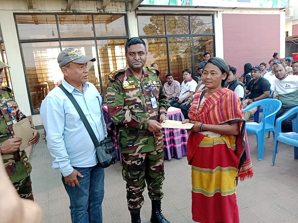 সাজেকে অগ্নিকাণ্ডে ক্ষতিগ্রস্ত পরিবারের মাঝে আর্থিক সহায়তা প্রদান করেছে সেনাবাহিনী