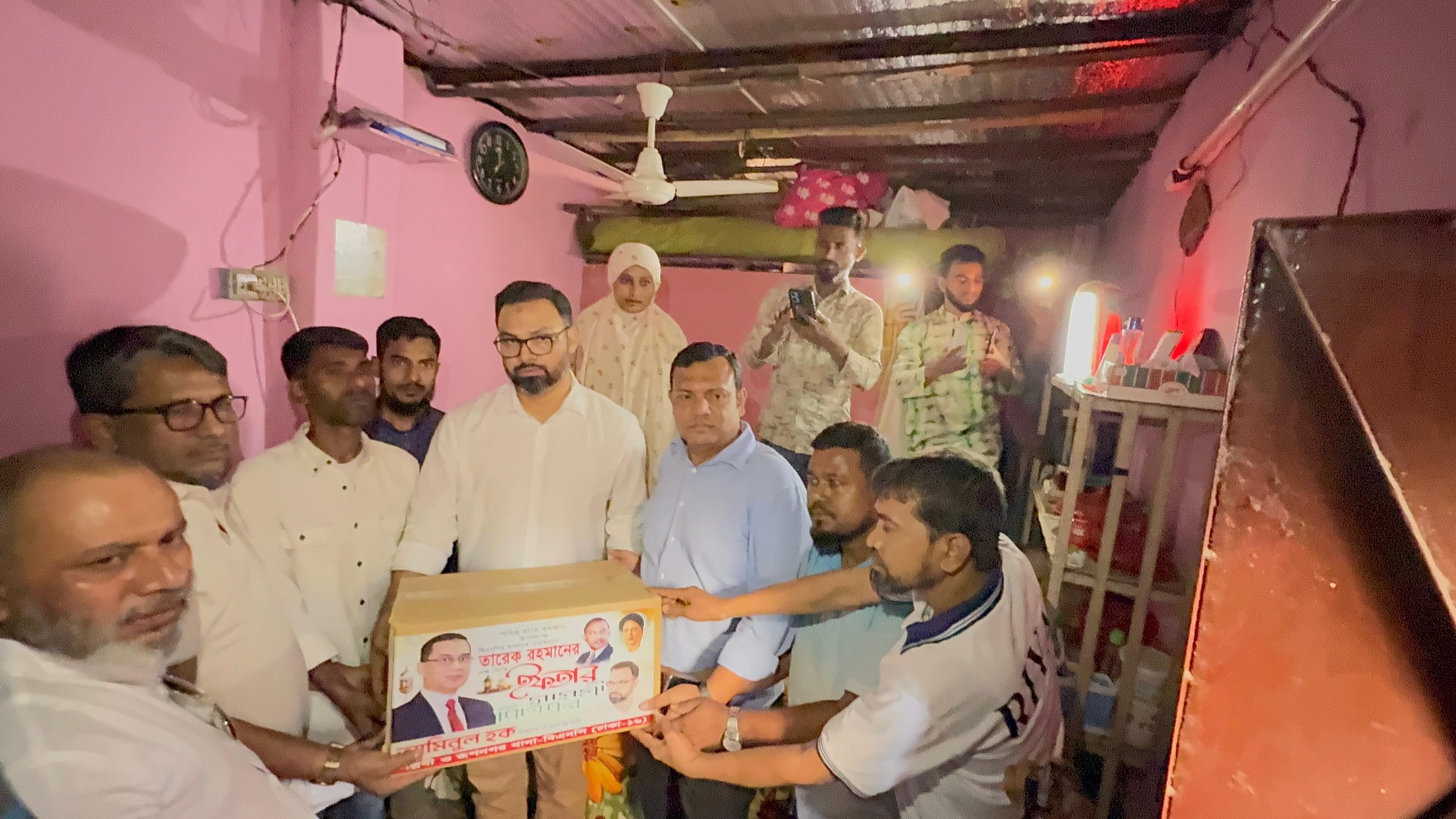 গুম হওয়া ও শহীদ পরিবারদের ইফতার সামগ্রী দিলেন আমিনুল হক