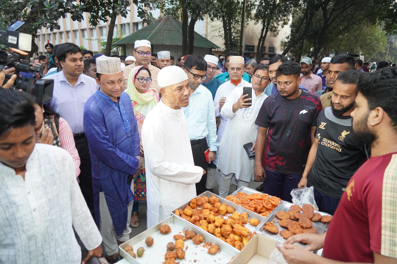 রমজানে জিনিসপত্রের দাম না বাড়ানোর জন্য ব্যবসায়ীদের প্রতি স্বরাষ্ট্র উপদেষ্টার অনুরোধ