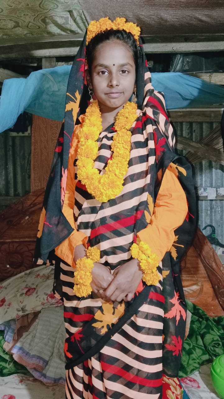 নির্মানাধীন বেরিবাঁধের গাছ চাপায় স্কুলছাত্রীর মৃত্যু