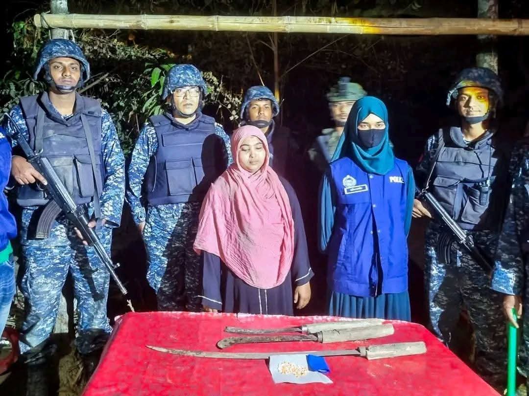 টেকনাফে নৌবাহিনীর পৃথক যৌথ অভিযানে কুখ্যাত ডাকাত ও নারী মাদক কারবারি গ্রেফতার