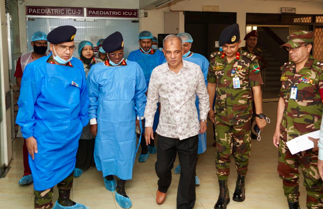 মাগুরায় ধর্ষণের শিকার শিশুটিকে দেখতে সিএমএইচে স্বরাষ্ট্র উপদেষ্টা