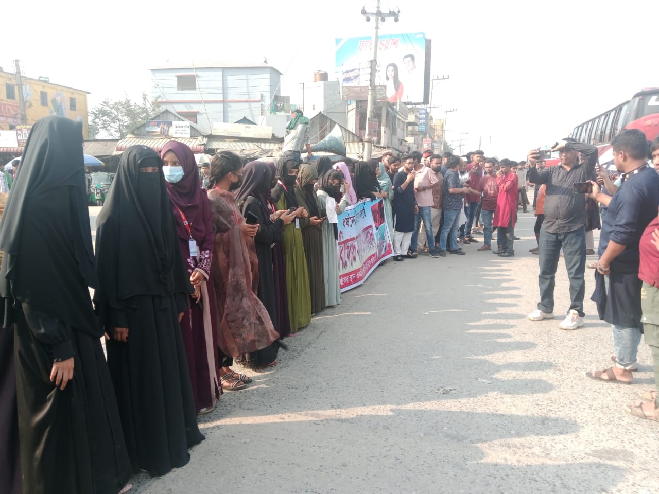 এলেঙ্গায় ধর্ষণের বিচারের দাবিতে ছাত্রজনতার বিক্ষোভ ও মানববন্ধন