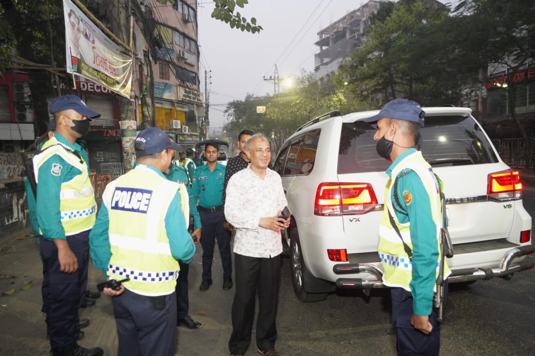 ভোরে স্বরাষ্ট্র উপদেষ্টার রাজধানীর চারটি থানা পরিদর্শন