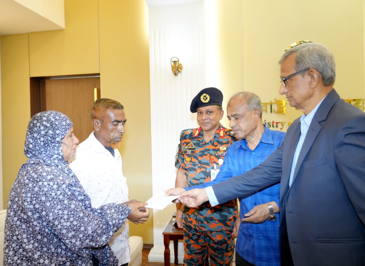 ফায়ারফাইটার নয়নের পরিবারকে স্বরাষ্ট্র মন্ত্রণালয়ের পক্ষ থেকে আরো পাঁচ লক্ষ টাকা সহায়তা প্রদান
