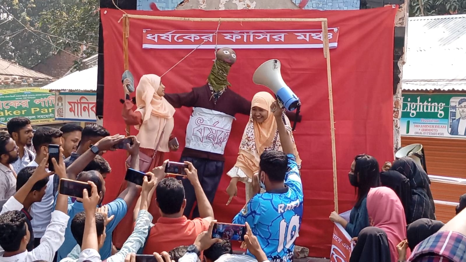 মাগুরার আলোচিত শিশু ধর্ষণে জড়িতদের কুশপুতুল তৈরি করে ফাঁসিতে ঝুলিয়ে বিক্ষোভ