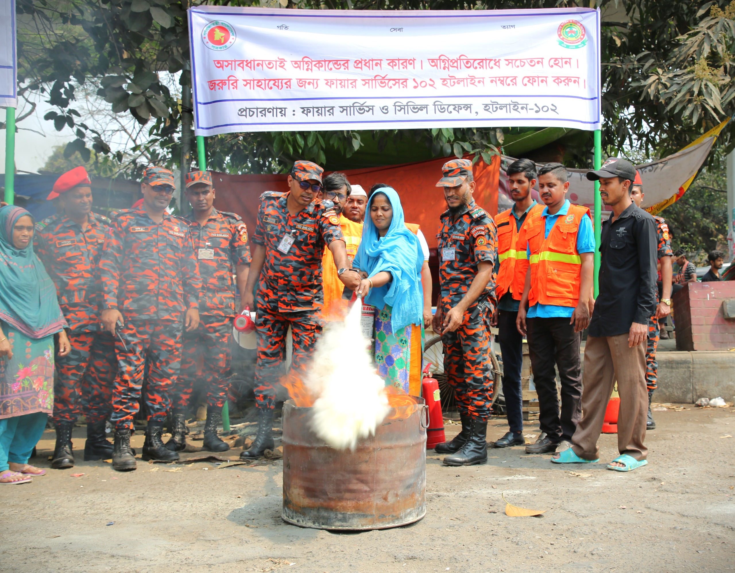 দুর্ঘটনা প্রতিরোধে সচেতনতা বৃদ্ধিতে স্থির সমাবেশ করেছে ফায়ার সার্ভিস