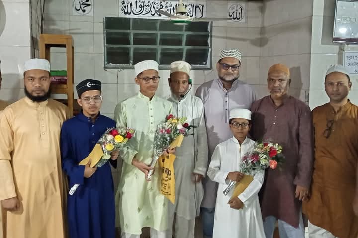 বন্দরটিলা শাহ্ প্লাজা জামে মসজিদে পবিত্র খতমে তারাবীহ হাফেজদের ফুলেল সংবর্ধনা